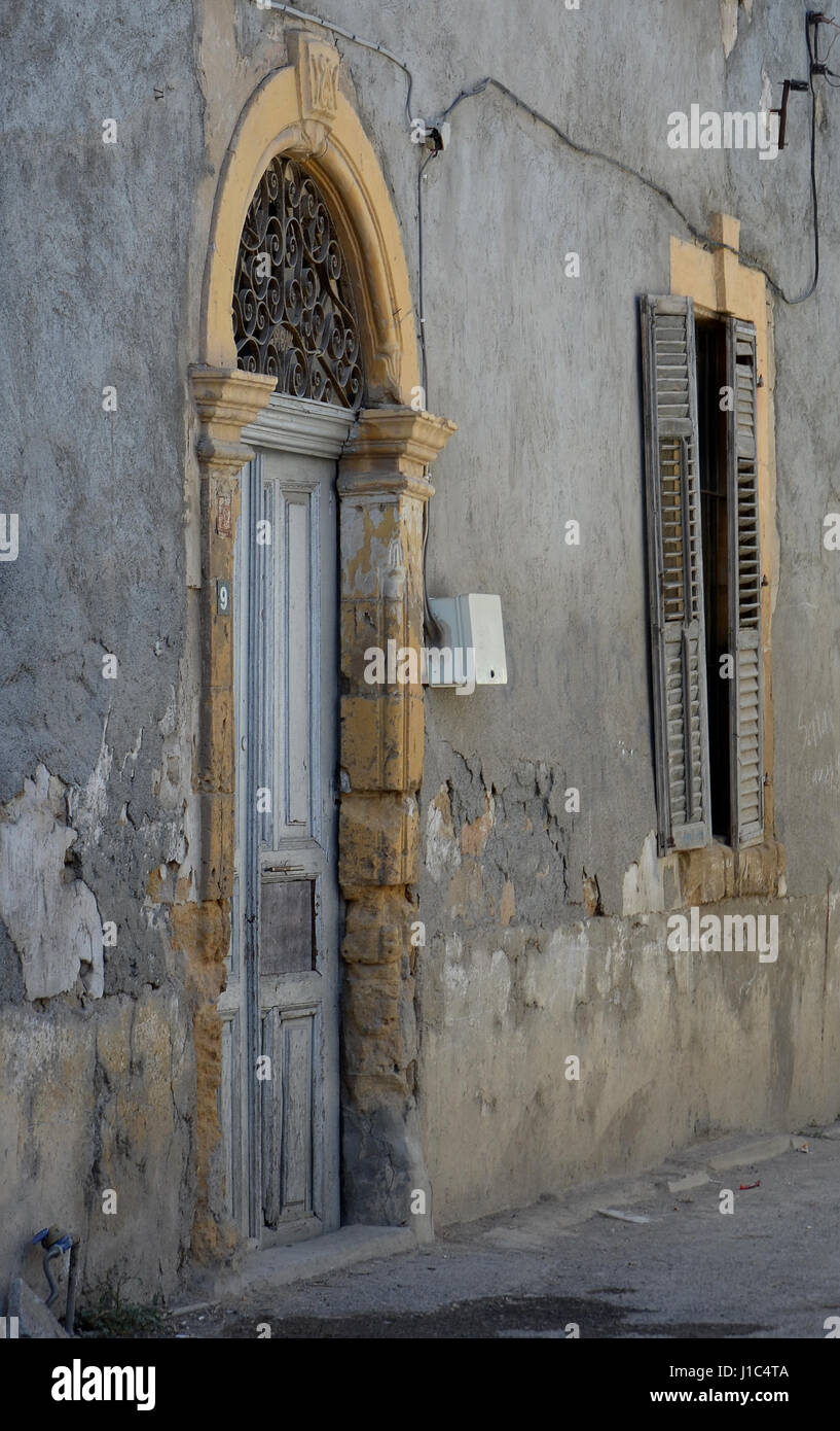Béton gris rustique de portes et de façades à Lefkosia, Chypre du Nord Banque D'Images
