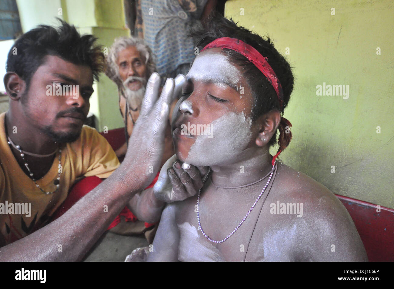 'Shiber Bédeille', un festival traditionnel de la communauté hindoue - 06/04/2017 - Inde / Tripura / Agartala TRIPURA,INDE - 6 avril:Folk Artists occupé à se rendre jusqu'à l'avant de 'Shiber Bédeille', un festival traditionnel de la communauté hindoue dans la périphérie de Agartala Tripura en ville. Au Bengale et domaines ayant un peuple parlant Bengali, Bédeille est un festival unique célébré dans les deux derniers jours Chaitra qui marque la fin de la nouvelle année. Bengali Le festival commence habituellement à la mi-avril. Si Bédeille est principalement un festival de la communauté agricole, il est largement pratiqué par les mises et Banque D'Images