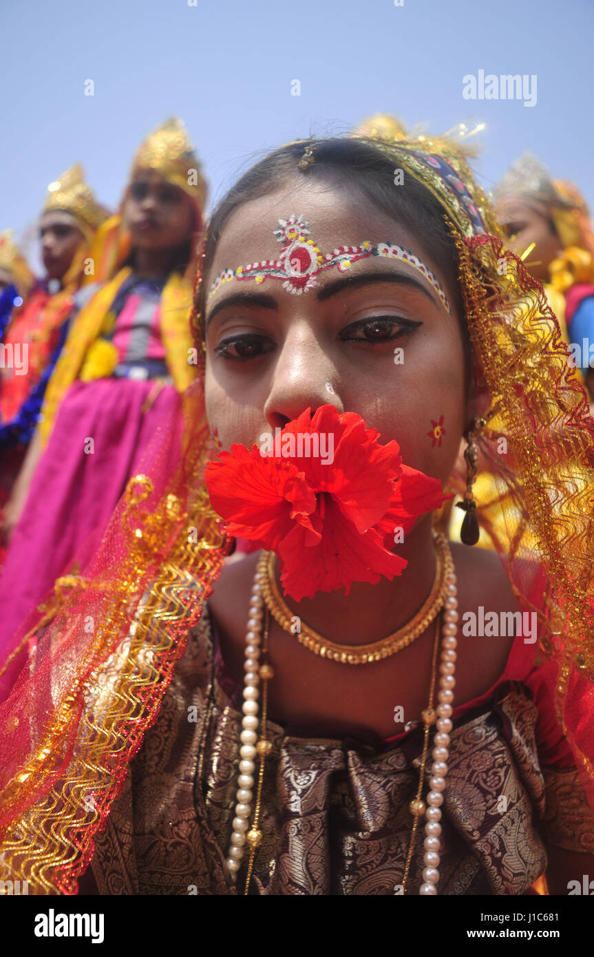 'Shiber Bédeille', un festival traditionnel de la communauté hindoue - 13/04/2017 - Inde / Tripura / Agartala TRIPURA, INDE - 13 avril:tout le groupe de -Bédeille- est dans un rituel avant de commencer l'hiber Bédeille', dans la périphérie de Agartala, capitale de la nord-est de l'Etat de Tripura. 'Shiber Bédeille', un festival traditionnel de la communauté hindoue dans la périphérie de Agartala Tripura en ville. Au Bengale et domaines ayant un peuple parlant Bengali, Bédeille est un festival unique célébré dans les deux derniers jours Chaitra qui marque la fin de la B Banque D'Images