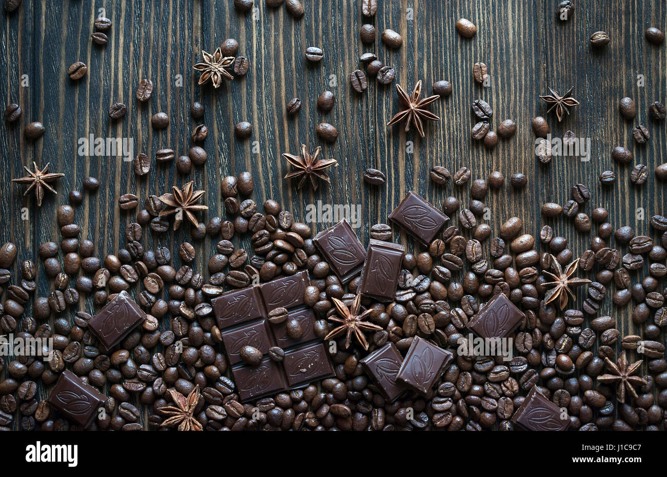 Les fèves de cacao et de chocolat sur la table en bois Banque D'Images