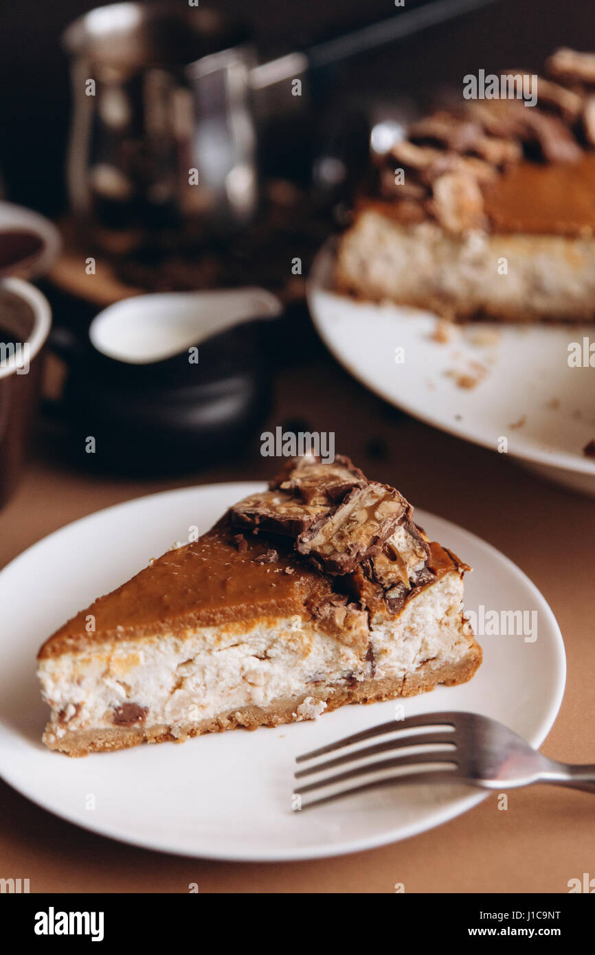 Tranche de gâteau au fromage sur la plaque avec fork Banque D'Images