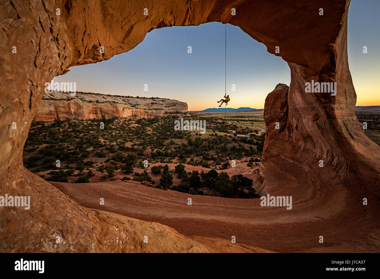 Eric Niestetal descente en rappel de l'arrêt Wilson Arch près de Moab, Utah. Banque D'Images