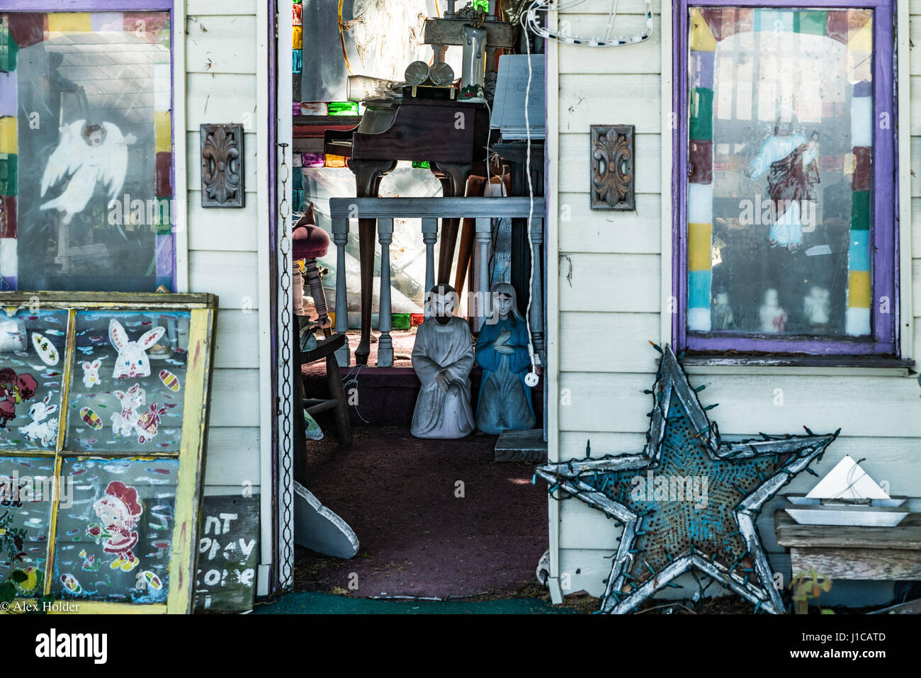 Maison de l'artiste folk avec des objets trouvés Banque D'Images