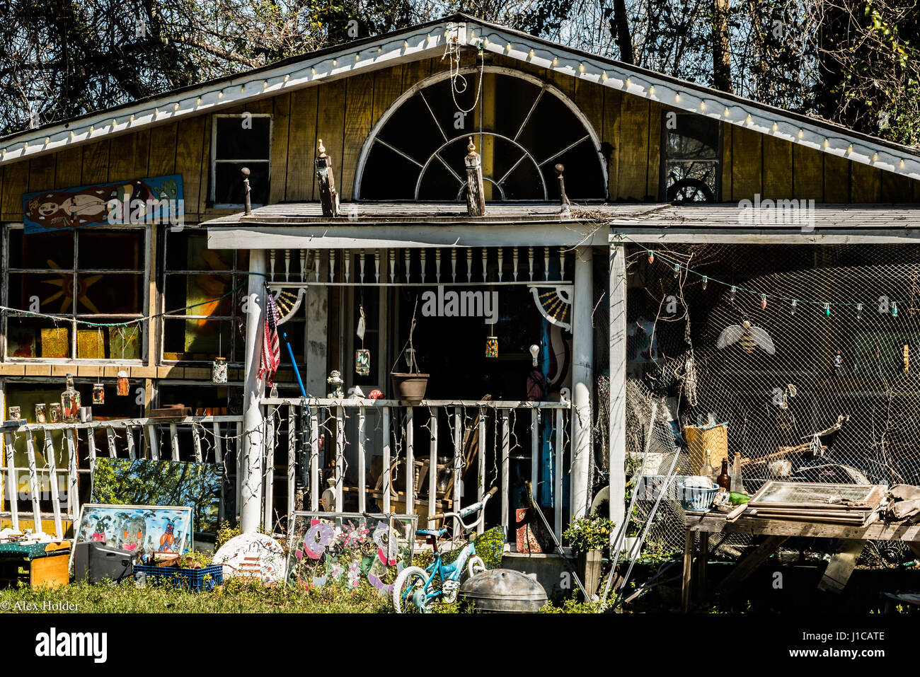 Maison de l'artiste folk avec des objets trouvés Banque D'Images