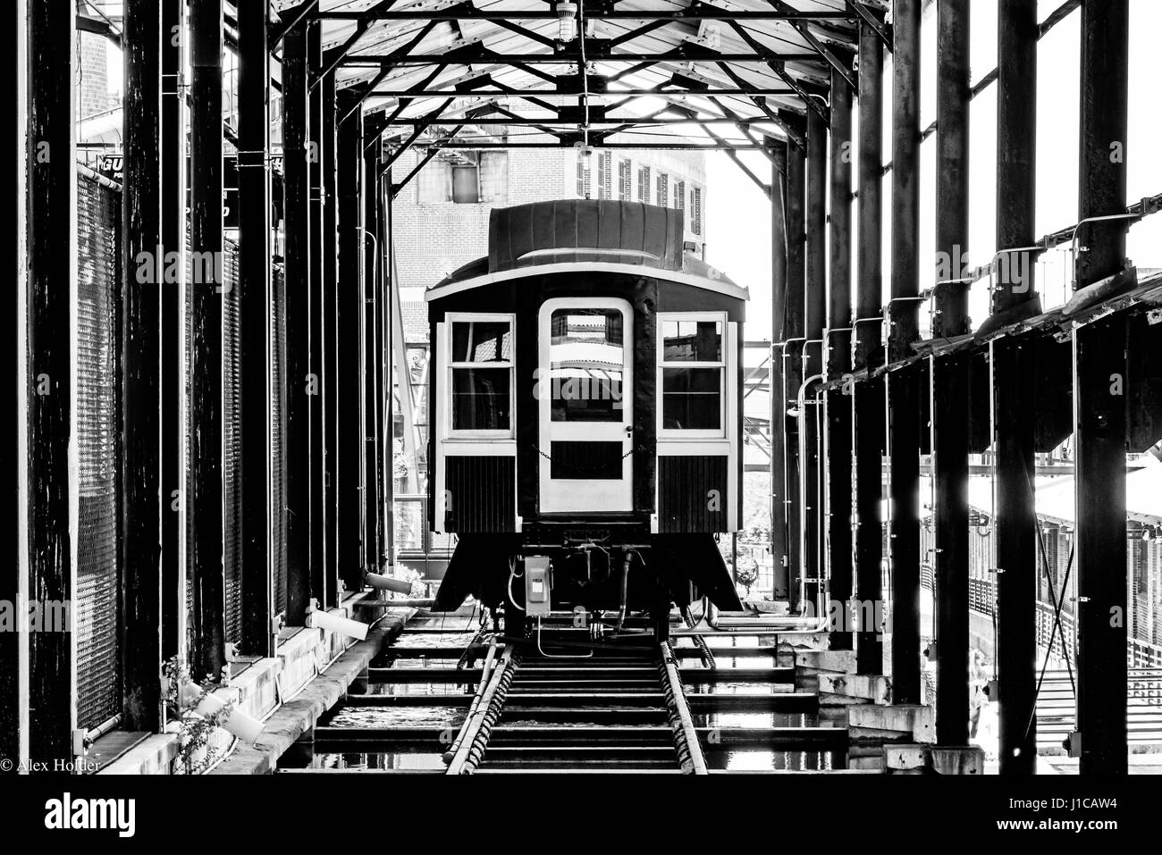 Une locomotive à la retraite repose sur l'affichage à l'American Tobacco Historic District campus. Banque D'Images