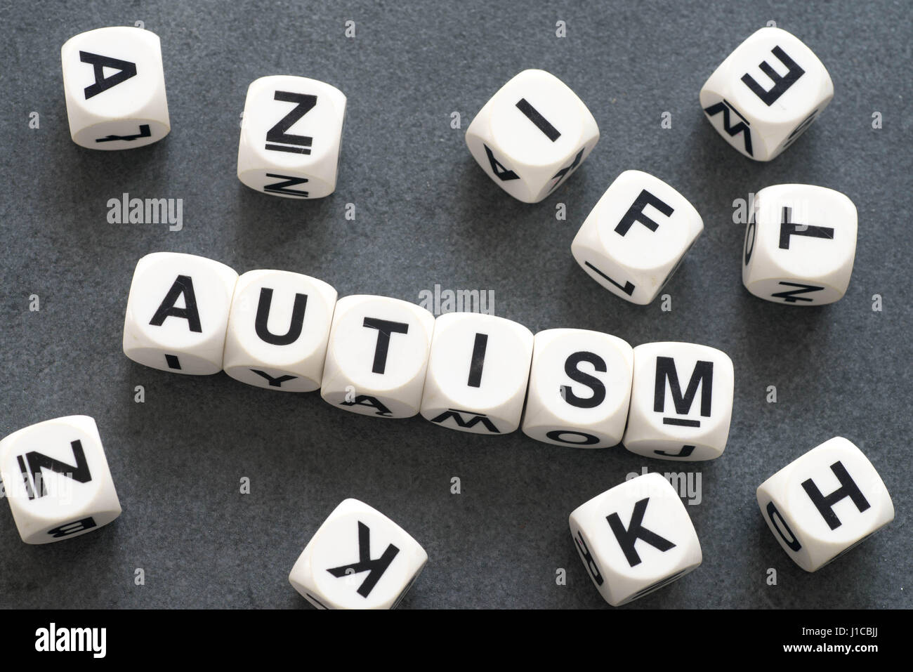 Mot autisme sur white cubes jouet Banque D'Images