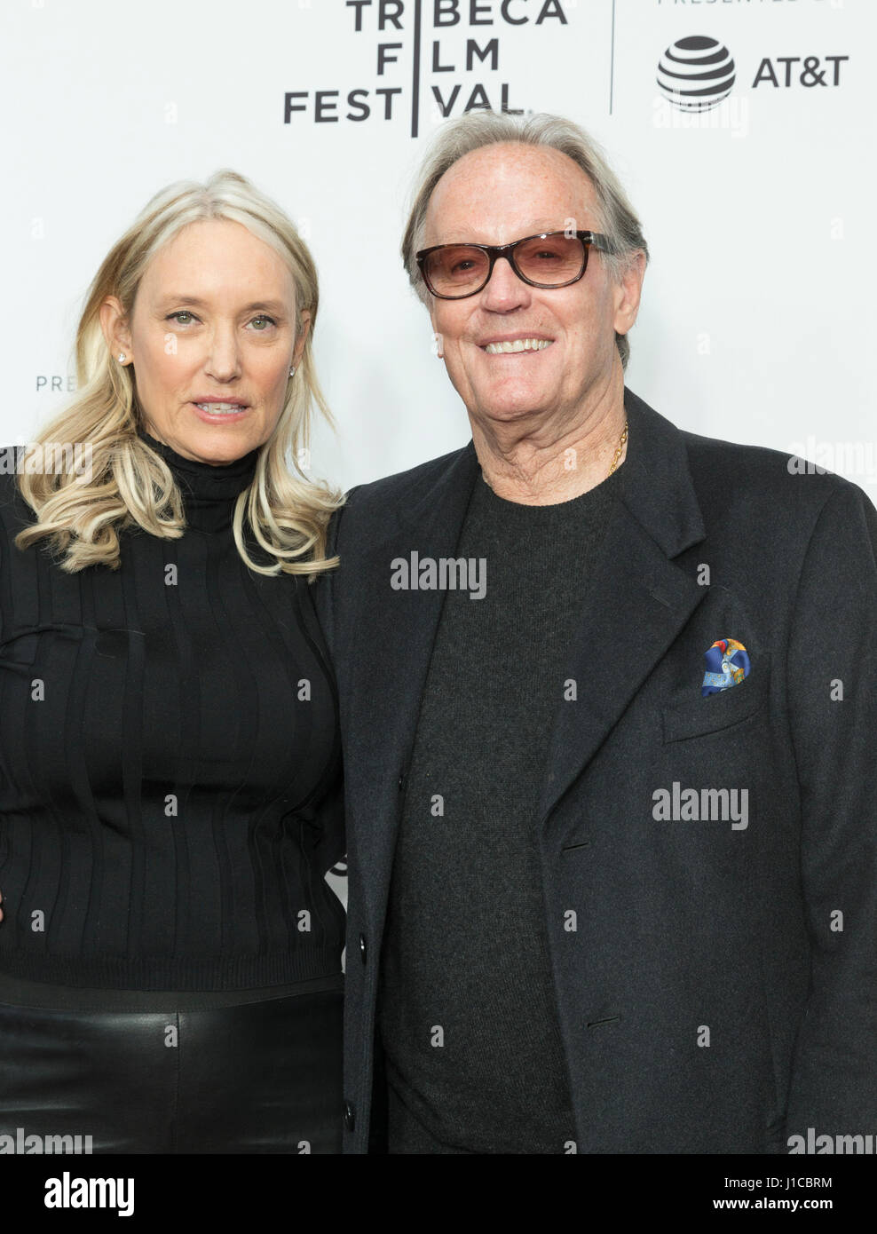 New York, États-Unis. Apr 19, 2017. Margaret DeVogelaere, Peter Fonda assister film Clive Davis : La bande originale de nos vies le première au Radio City Music Hall au cours de la nuit d'ouverture du Festival du film de Tribeca Crédit : Lev Radin/Pacific Press/Alamy Live News Banque D'Images