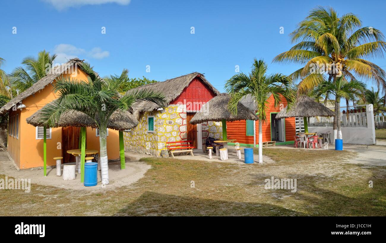 Cabines avec toit de palme, l'hébergement touristique, El Cujo, Yukatan, Mexique Banque D'Images