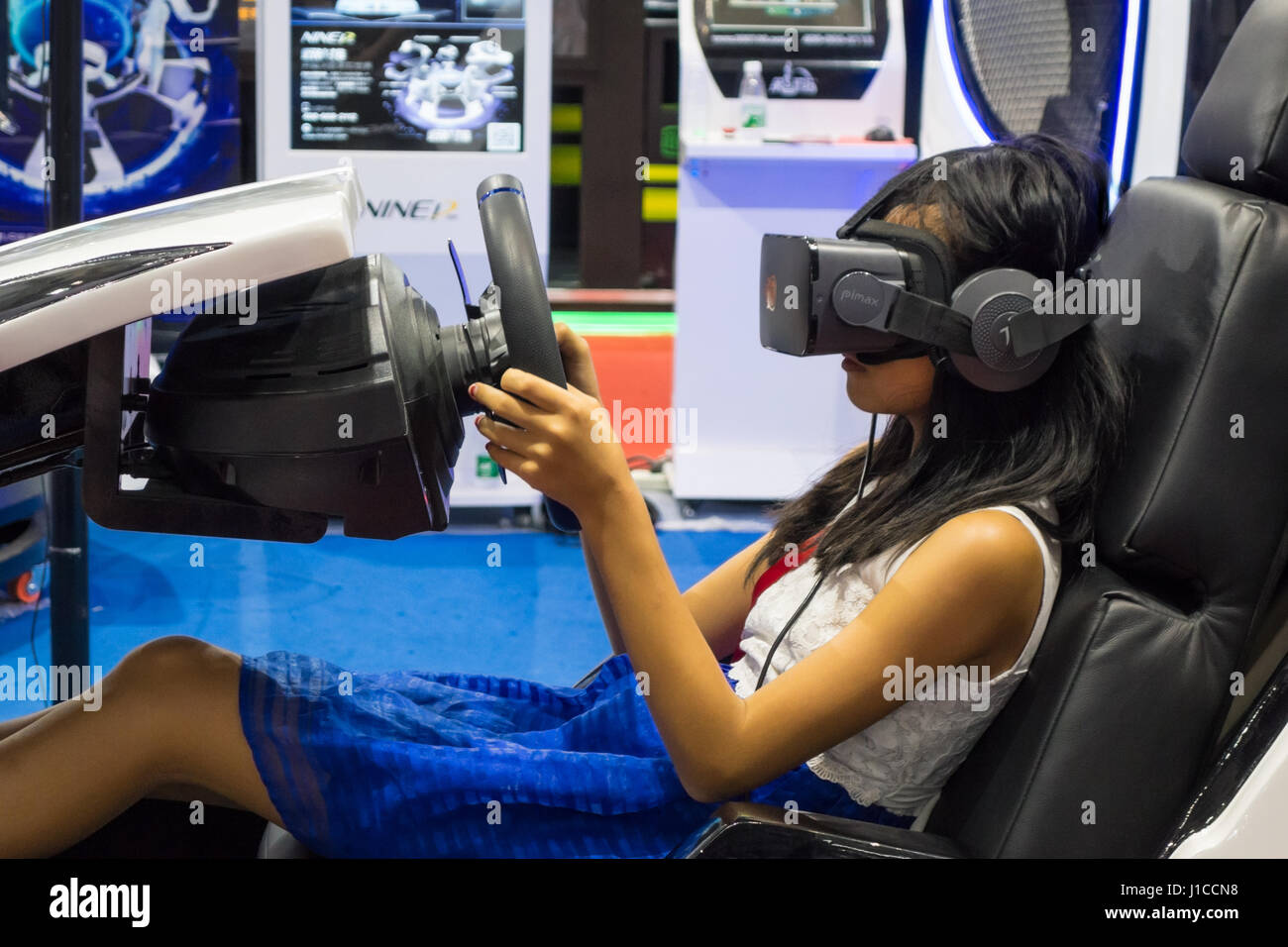 La réalité virtuelle vr girl jeu de voiture de course dans la région de  Shenzhen, Chine Photo Stock - Alamy