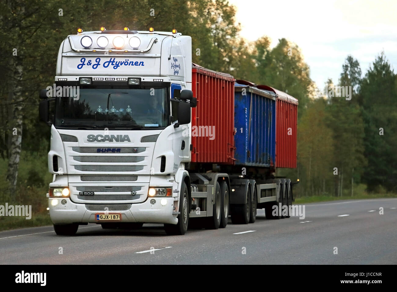 JYVASKYLA, FINLANDE - septembre 1, 2016 : Blanc Scania R500 camion et remorque hooklift de J & J Hyvonen sur la route dans la soirée. Banque D'Images