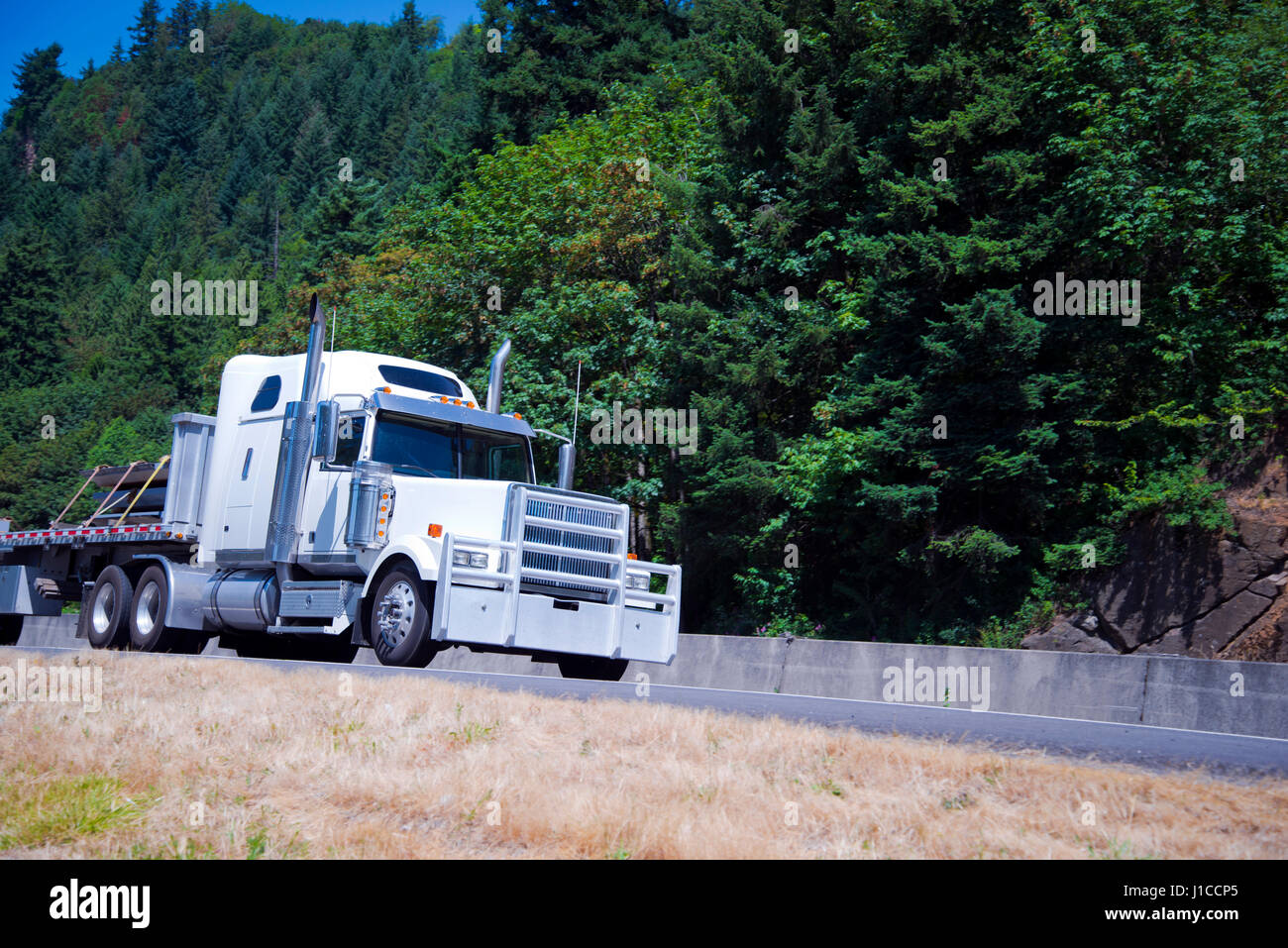 Big Rig semi truck puissant avec d'énormes camions semi gardes calandre ...
