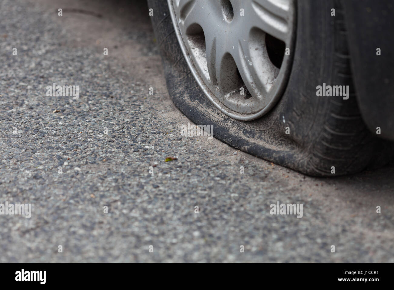 Pneu à plat sur la route Banque D'Images