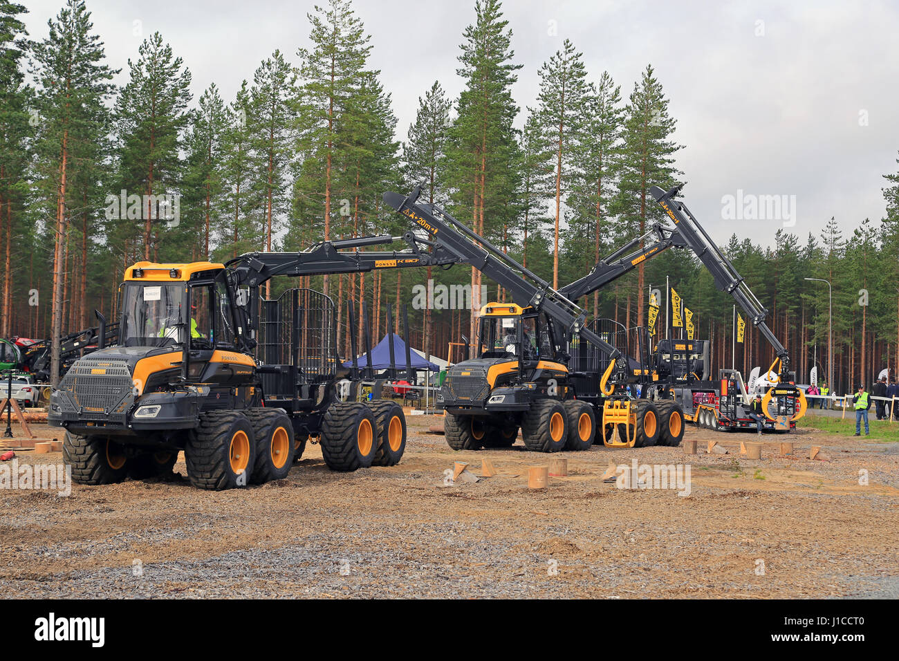 JAMSA, FINLANDE - septembre 1, 2016 : deux professionnels sans nom sur la concurrence dans les transitaires Ponsse Opérateur de machine forestière nationale, tenue de la concurrence o Banque D'Images