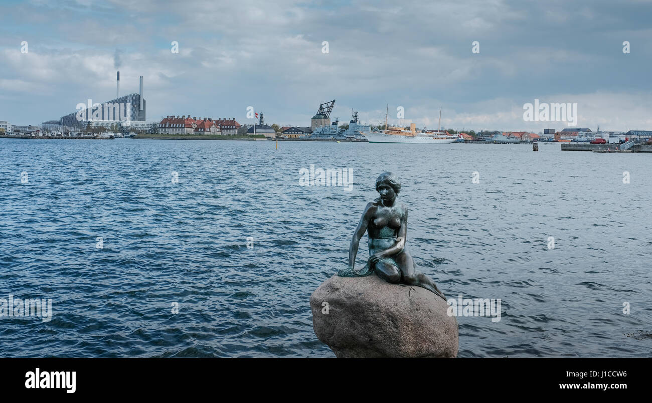 La Petite Sirène avec le yacht royal Dannebrog amarrés sur l'autre côté du port, Copenhague, Danemark Banque D'Images