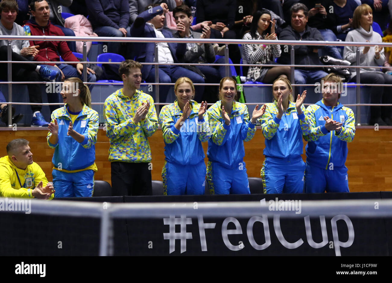 KHARKIV, UKRAINE - 11 février 2017 : l'Ukraine l'Équipe nationale de tennis (LESIA TSURENKO, O.SAVCHUK, L.KICHENOK et autres) réagissent au cours de BNP Paribas FedCup g Banque D'Images