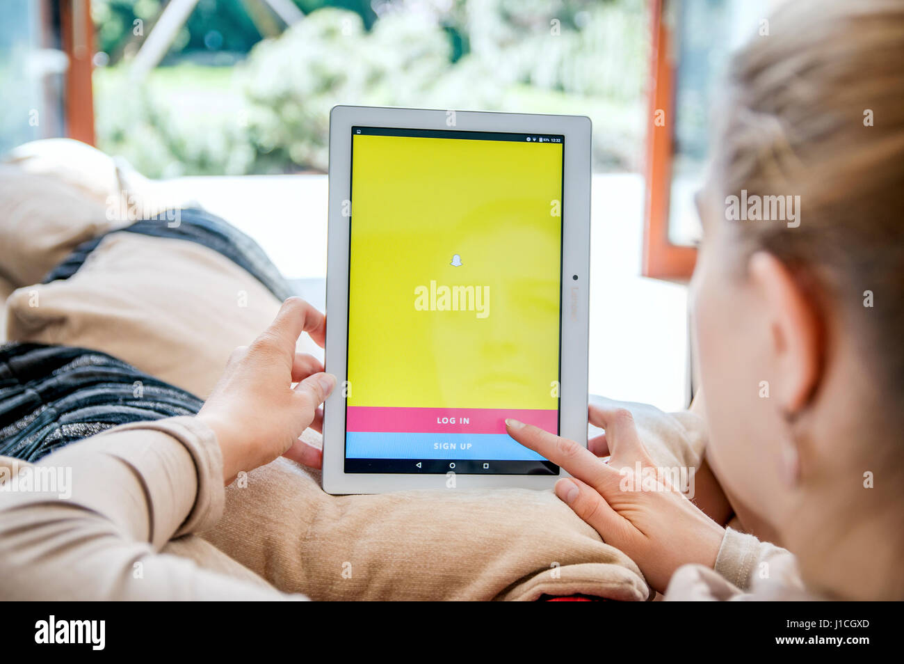 WROCLAW, POLOGNE - avril 10th, 2017 : femme lance snapchat application sur  tablette de Lenovo. Snapchat est une messagerie image et multimédia mobile  app Photo Stock - Alamy