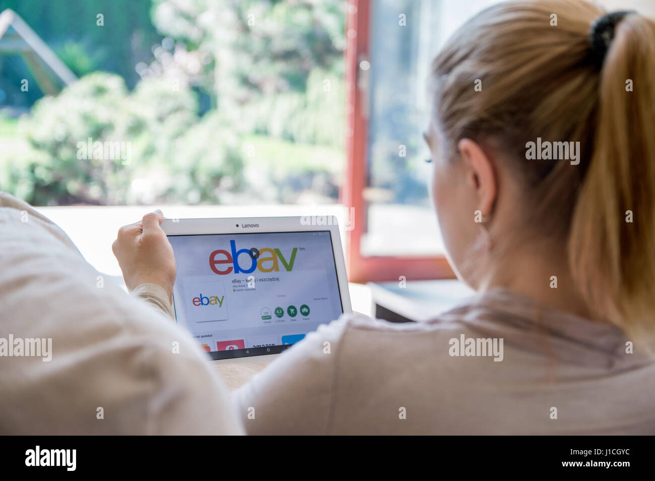 WROCLAW, POLOGNE - avril 10th, 2017 : la femme est l'installation de l'application ebay sur Lenovo tablette. eBay est une société multinationale e-commerce Banque D'Images