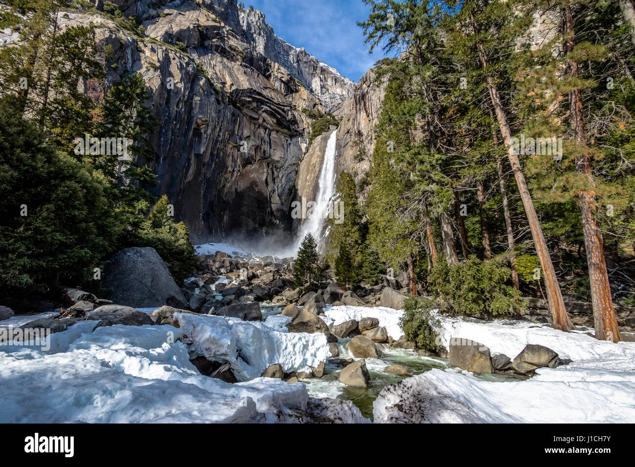 Yosemite Falls inférieur à hiver - Yosemite National Park, California, USA Banque D'Images