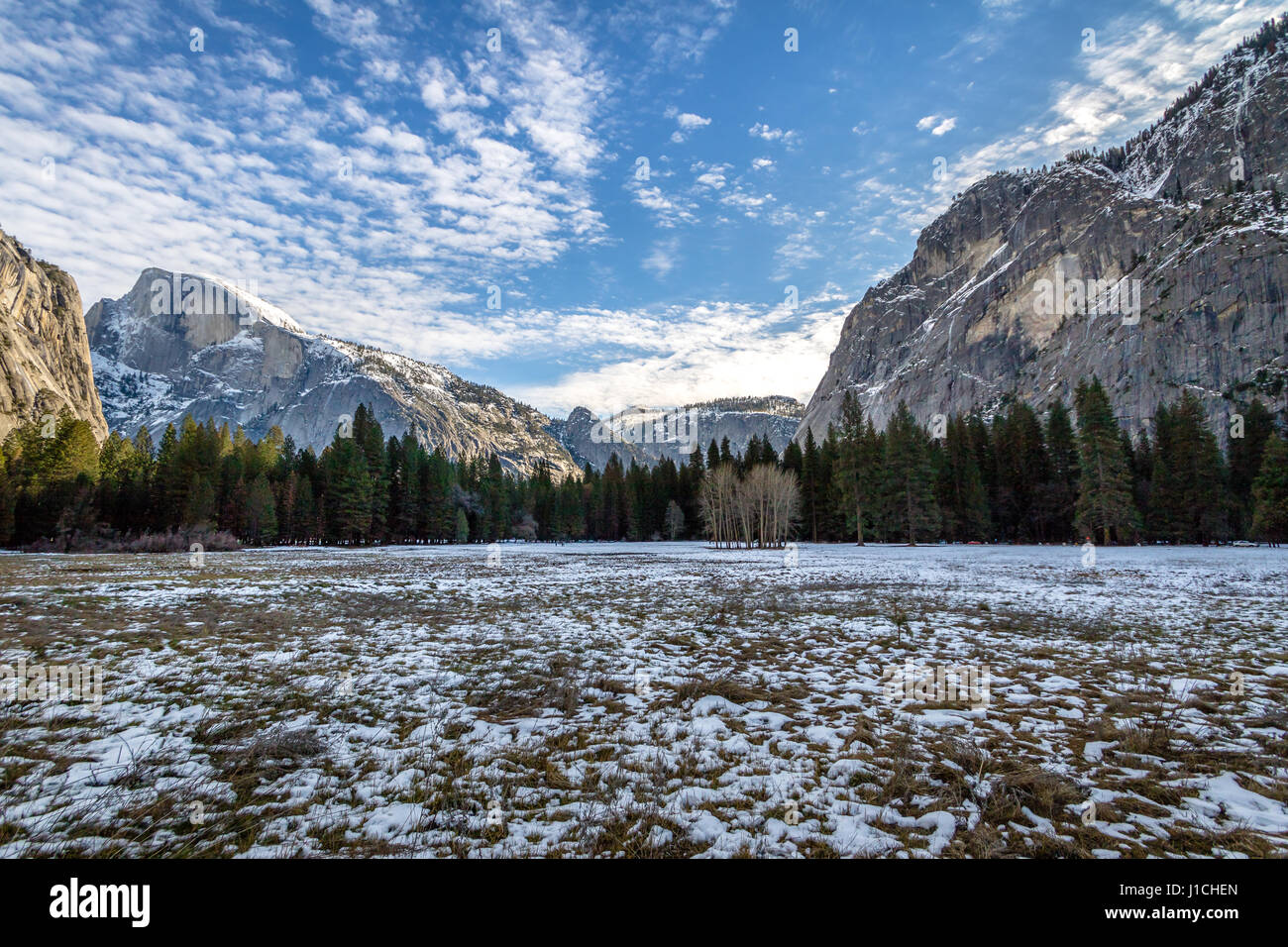 Vue sur vallée de Yosemite en hiver avec demi-dôme - Yosemite National Park, California, USA Banque D'Images