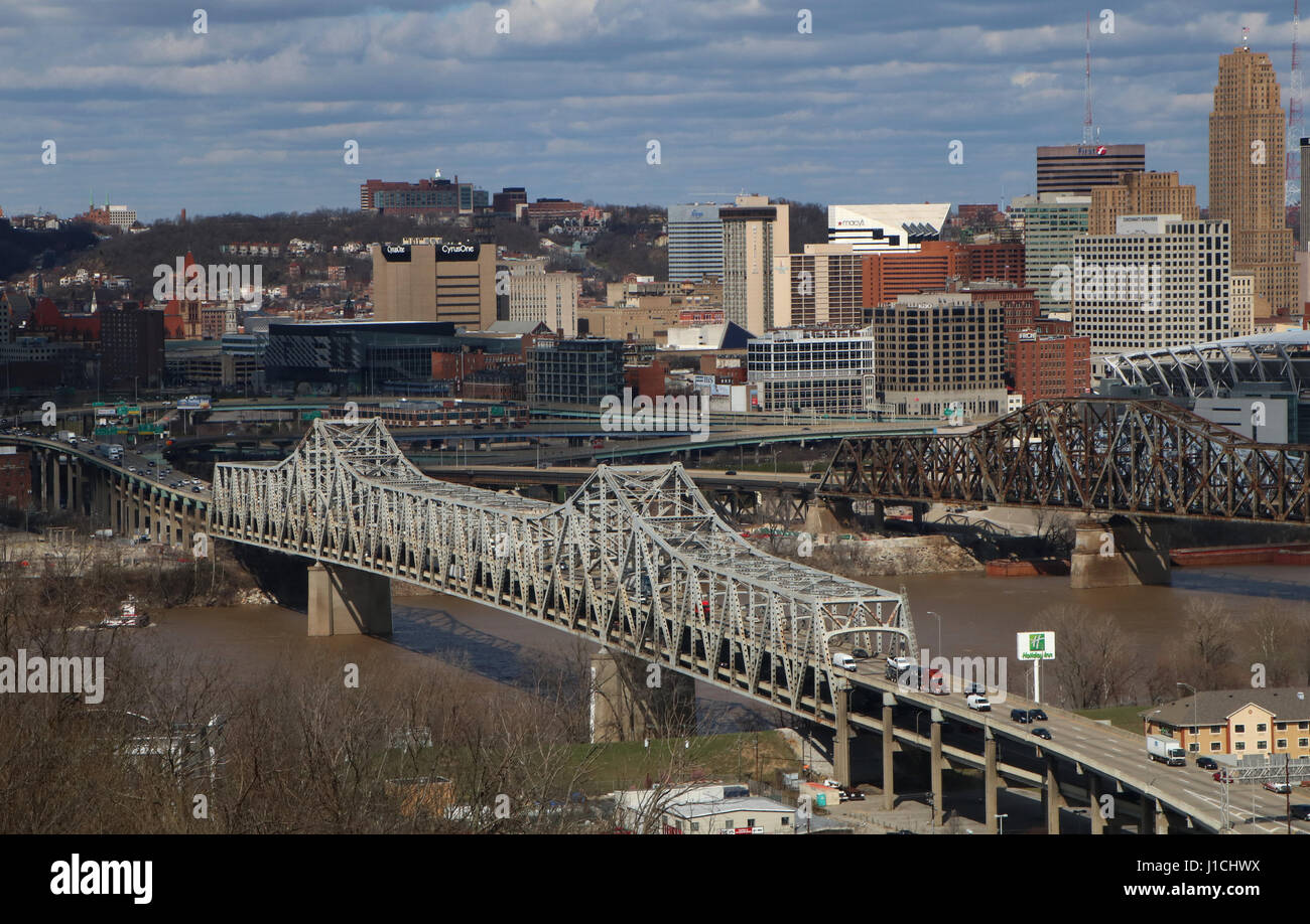 Infrastructure - la rouille et d'endommager le pont de Brent Spence qui transporte des Interstates 71 et 75 de l'autre côté de la rivière Ohio entre l'Ohio et le Kentucky , Banque D'Images