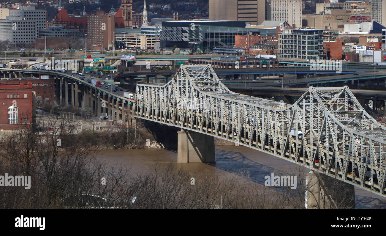 Infrastructure - la rouille et d'endommager le pont de Brent Spence qui transporte des Interstates 71 et 75 de l'autre côté de la rivière Ohio entre l'Ohio et le Kentucky , Banque D'Images