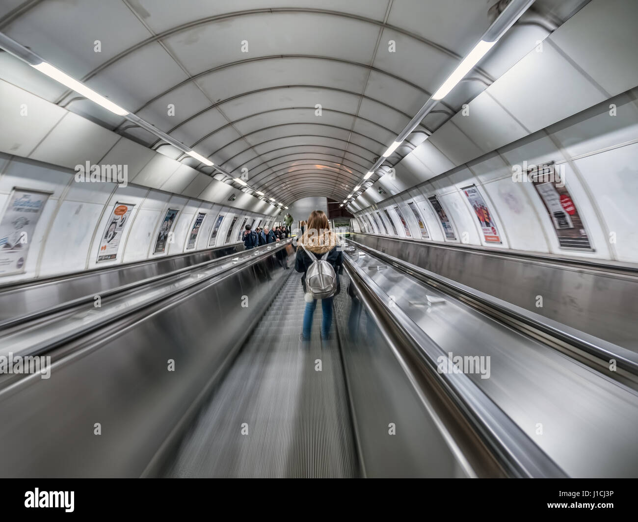 PRAGUE, RÉPUBLIQUE TCHÈQUE - 5 mars 2017 : Tunnel avec escalier roulant Banque D'Images