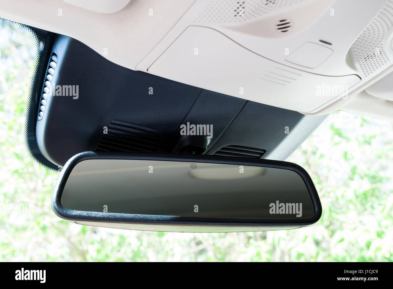 Gros plan du rétroviseur intérieur en voiture moderne Photo Stock - Alamy