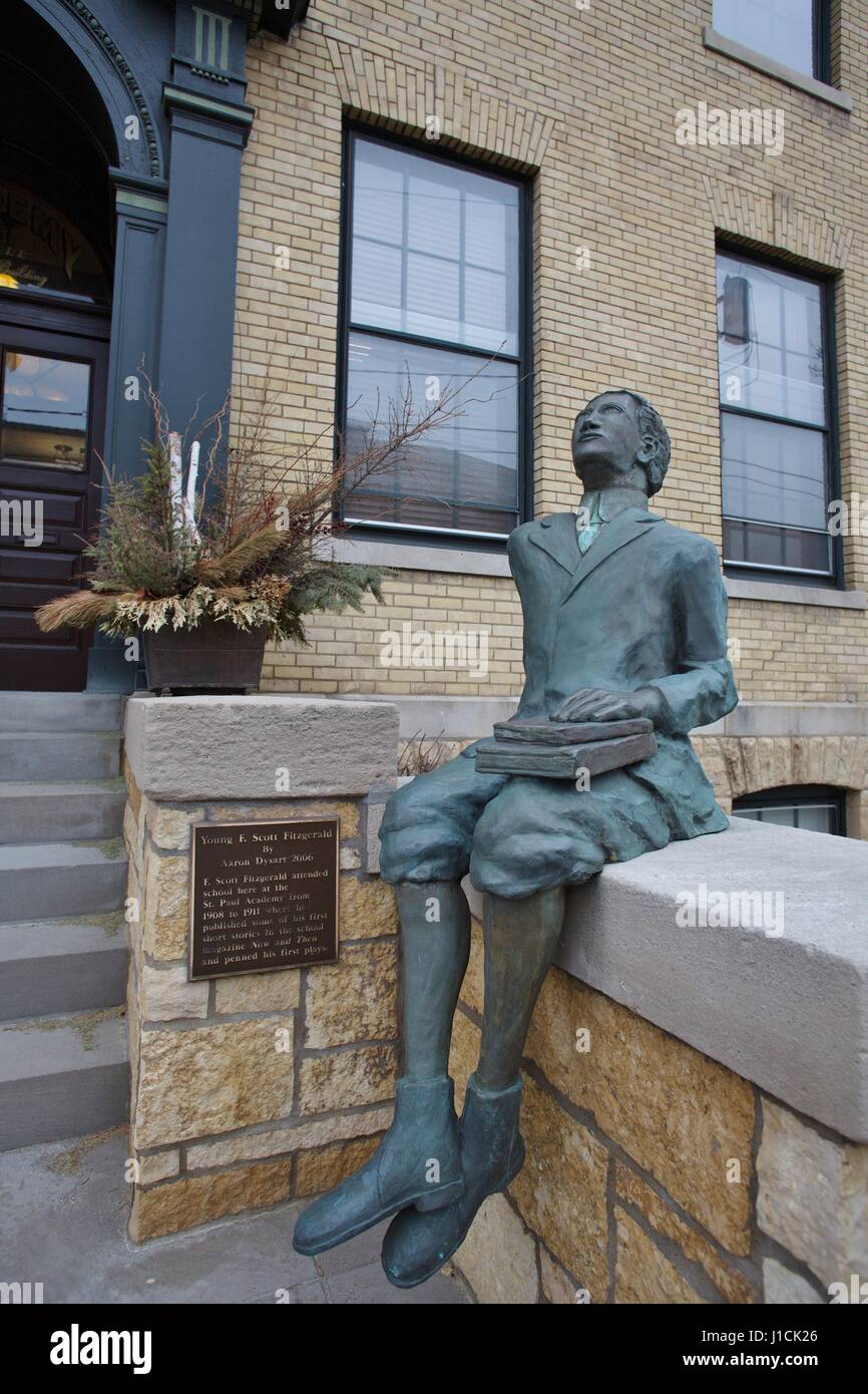 Une statue de F. Scott Fitzgerald comme un garçon, sur les marches de l'ancienne académie de saint Paul à Saint Paul, Minnesota, où Fitzgerald a assisté. Banque D'Images