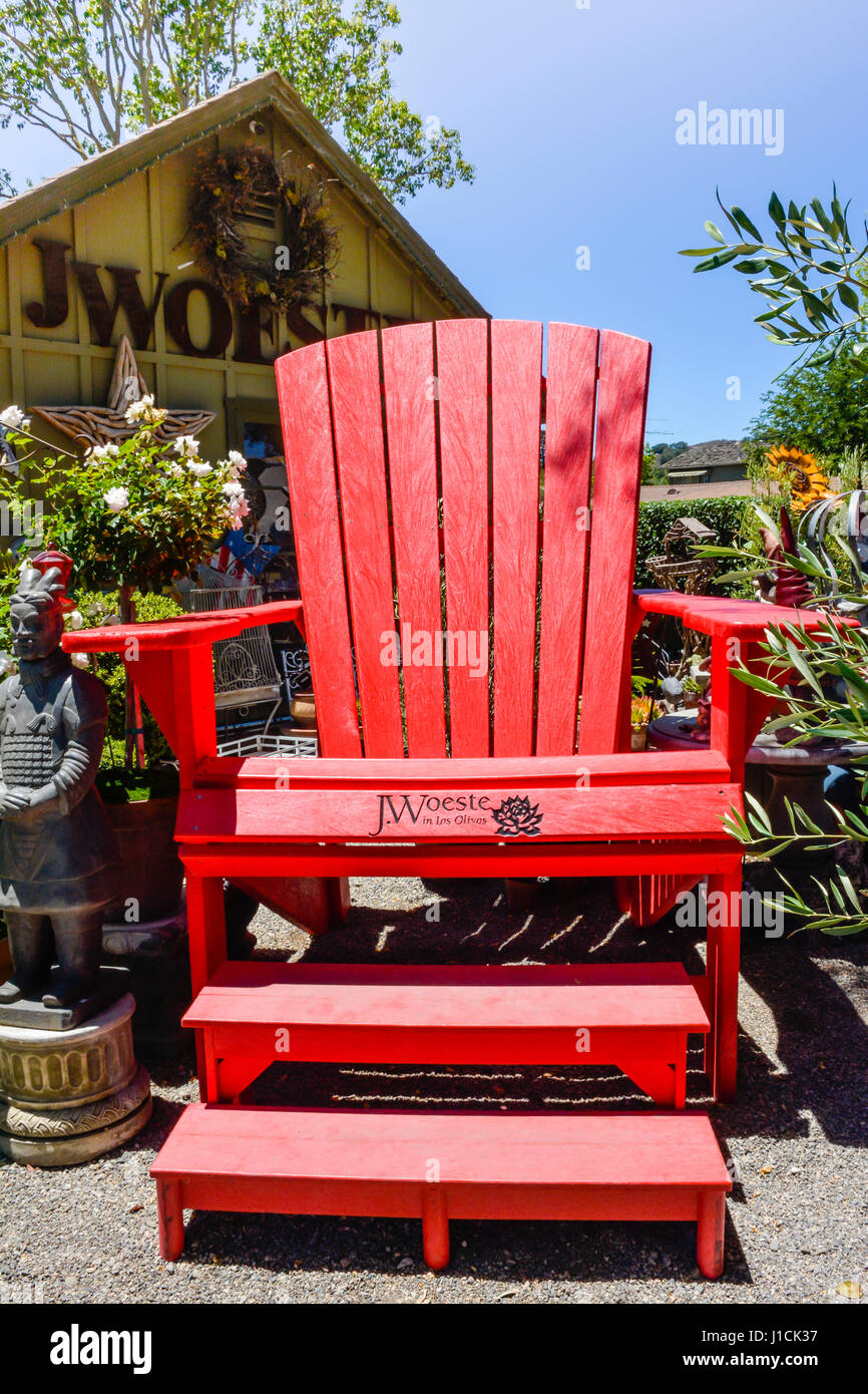 Une grande chaise Adirondack rouge à J. Woeste à Los Olivos, CA vend rare garden art et décoration d'intérieur au cœur de Santa Ynez Wine Country Banque D'Images