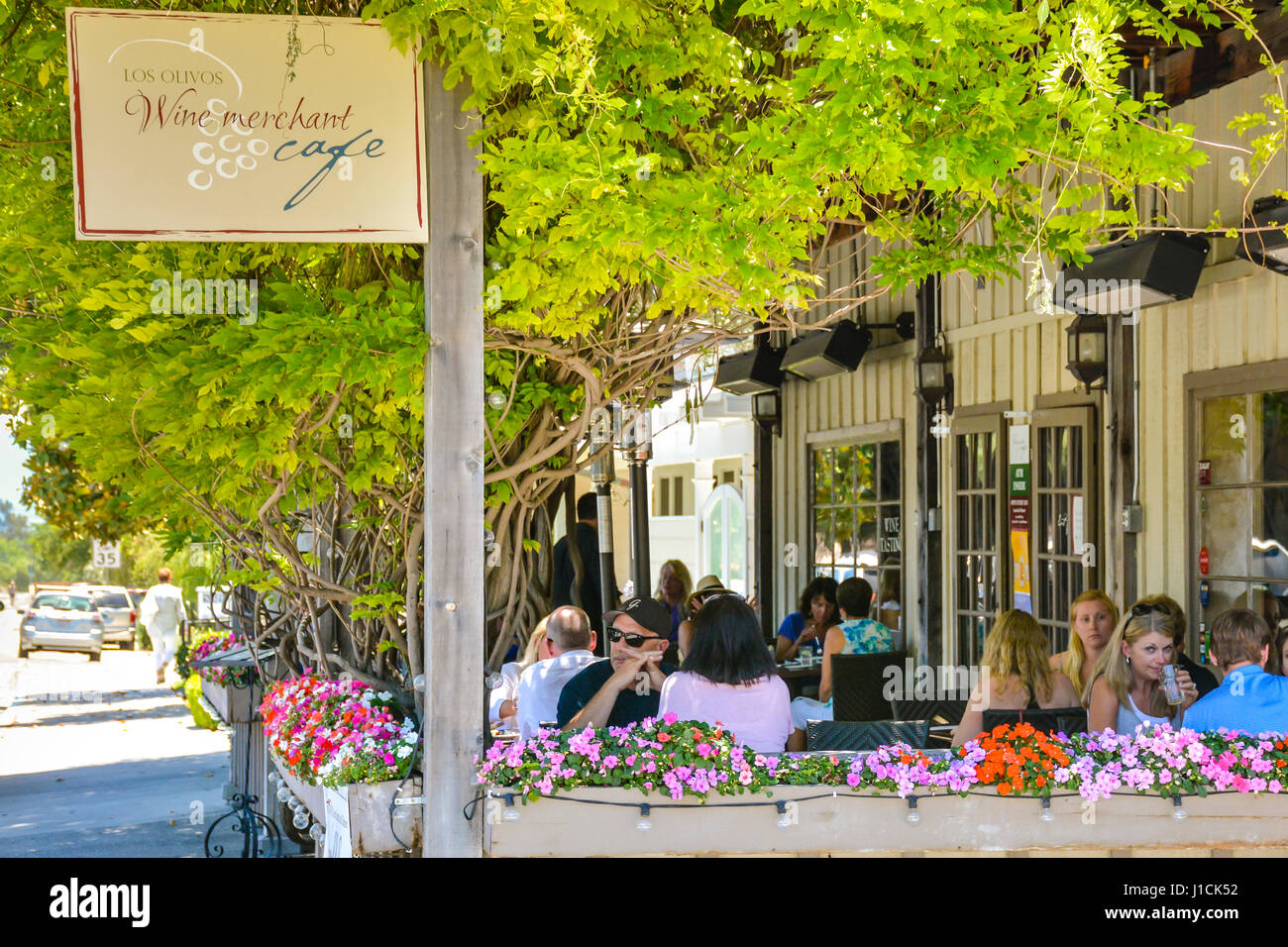 Les gens apprécient le patio extérieur restauration pour Los Olivos Wine merchant & Cafe à Los Olivos, CA entouré de fleurs colorées et dans des boîtes Banque D'Images