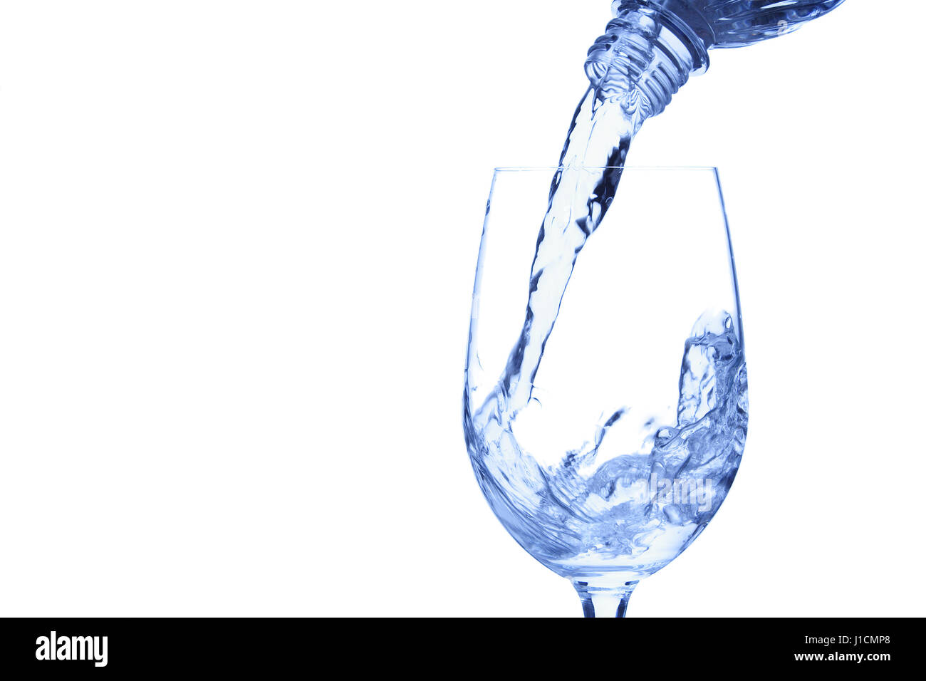 Une photo de l'eau versée dans une bouteille de verre dans un ton bleu Banque D'Images