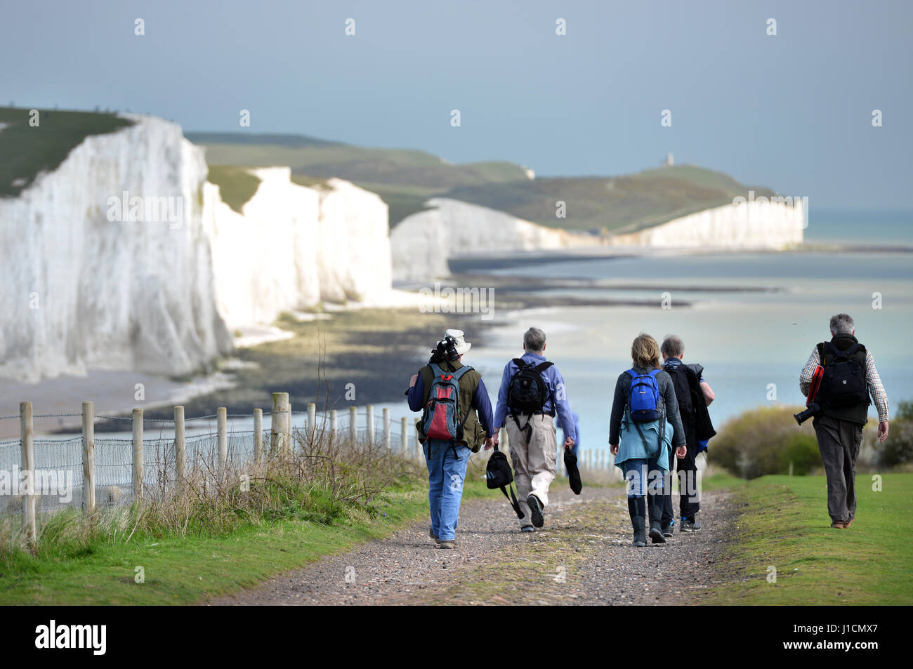 Groupe de marcheurs/photographes près de l'emblématique sept Sœurs des falaises de craie dans le Kent. Banque D'Images