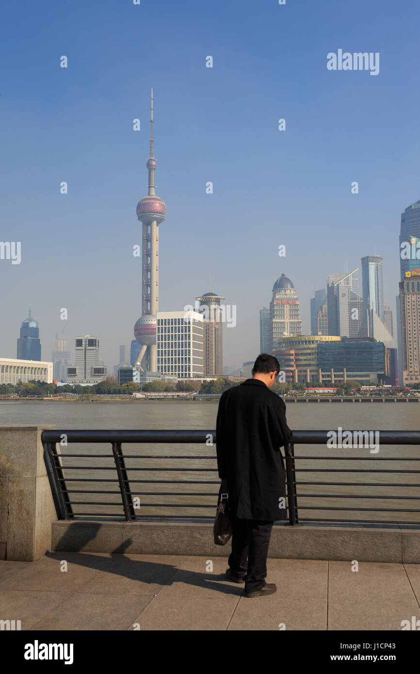 Shanghai, Chine - le 19 décembre 2016, les toits de Pudong, à la recherche de l'autre côté de la rivière Huangpu du Bund, Shanghai, Chine, Asie Banque D'Images