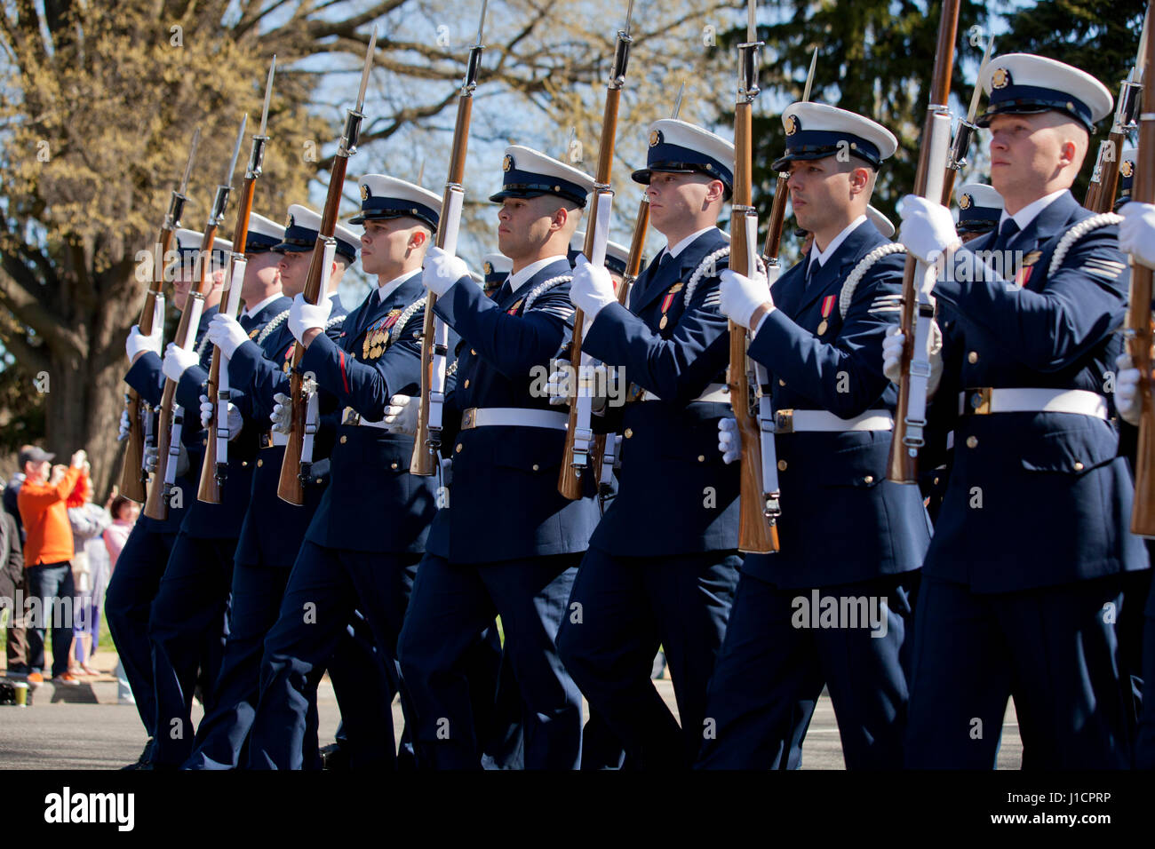 US Coast Guard Garde d'honneur cérémonie marching in parade - USA Banque D'Images