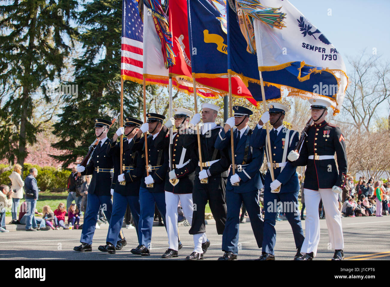 Service commun Color Guard (garde d'honneur) marcher dans le défilé - USA Banque D'Images