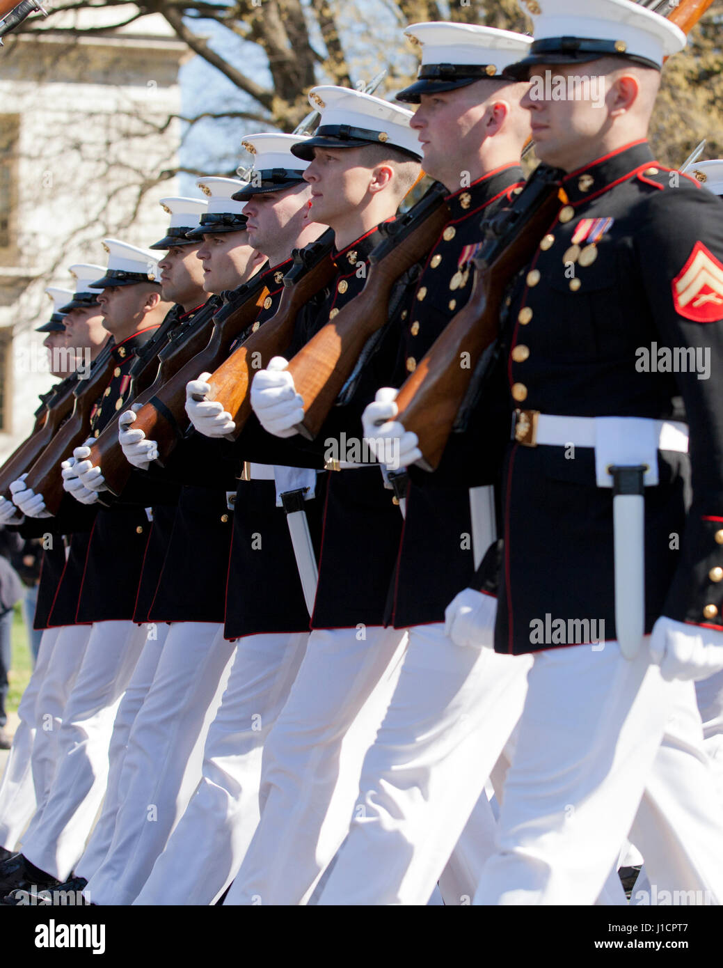 Garde d'honneur de l'US Marine Corps marchant au cours de parade - USA Banque D'Images