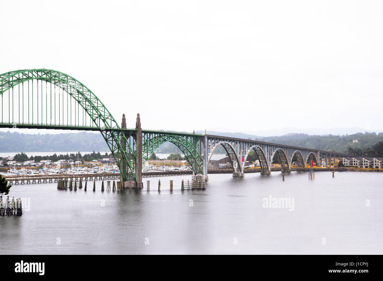 Long pont voûté avec arches en coupe de différents diamètres et ossature en métal et de piliers en béton soutenant le pont reliant les deux rives Banque D'Images