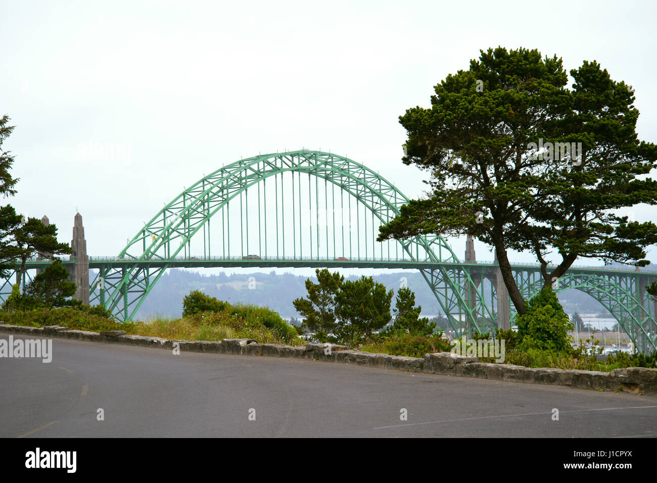 Pont en arc de métal et de béton avec des arches en coupe et de fermes qui relient les deux rives de la baie de l'océan Pacifique à Newport Oregon Banque D'Images