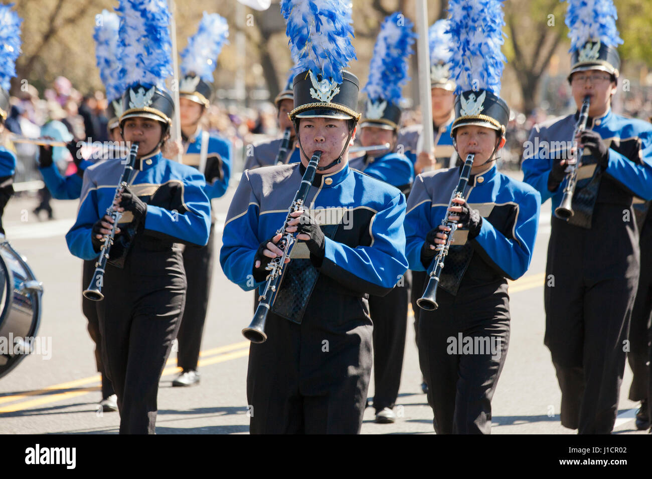 High school marching band participant à la parade - USA Banque D'Images