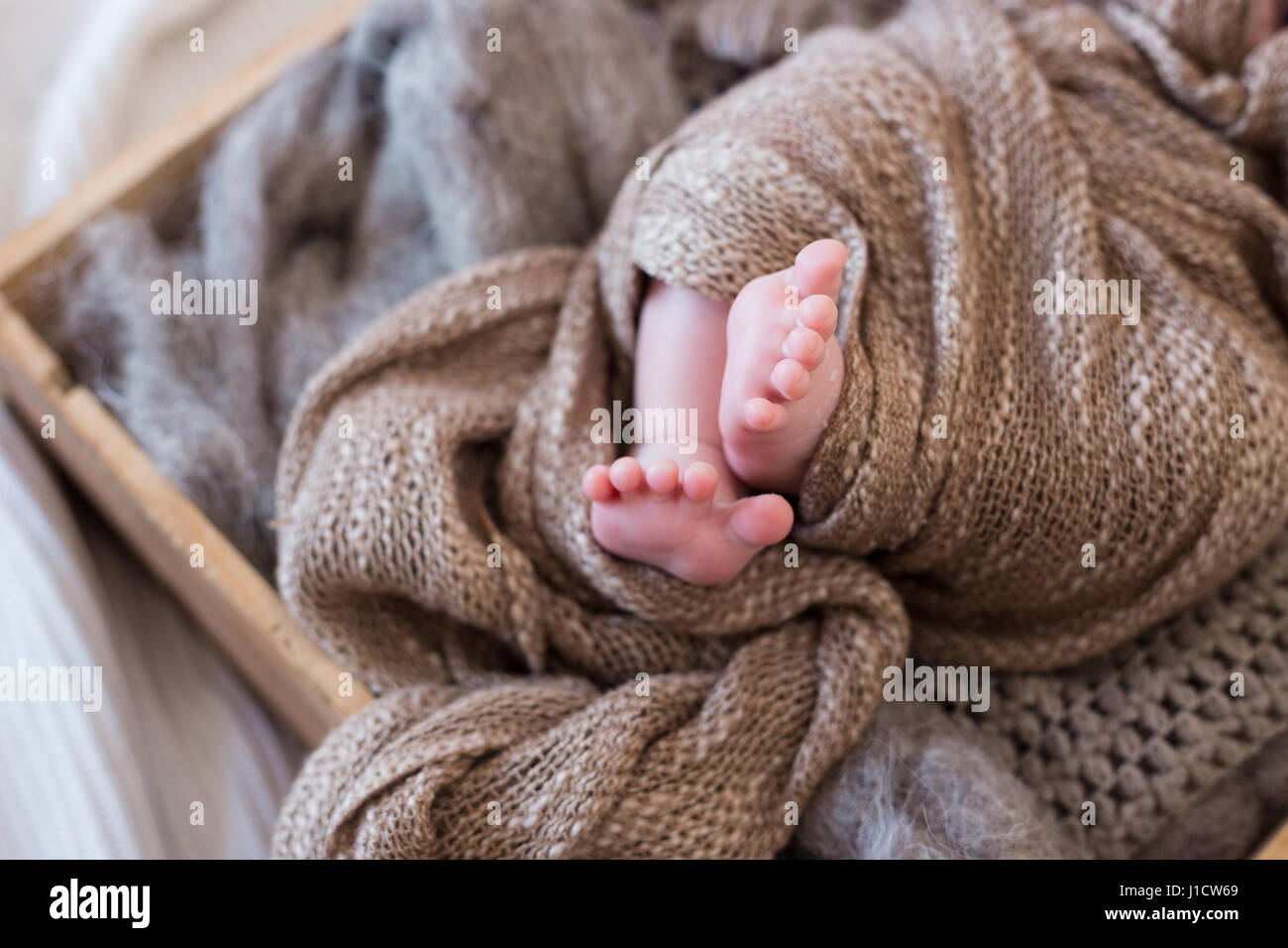 Close up of newborn pieds enveloppés dans une couverture. Un plan macro, profondeur de champ. Banque D'Images