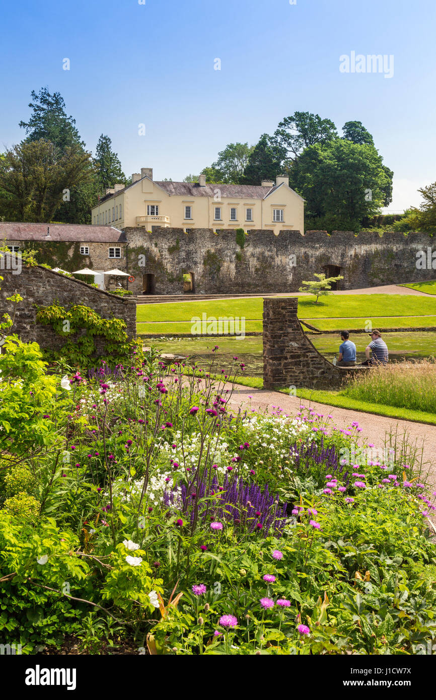 Une frontière herbacées colorées à Aberglasney House and Gardens, Llangathen, Carmarthenshire, Pays de Galles, Royaume-Uni Banque D'Images