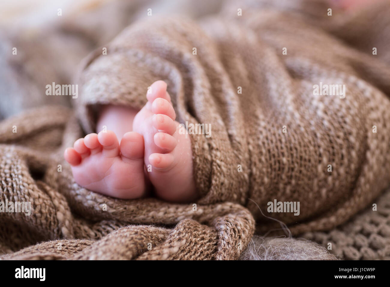 Close up of newborn pieds enveloppés dans une couverture. Un plan macro, profondeur de champ. Banque D'Images