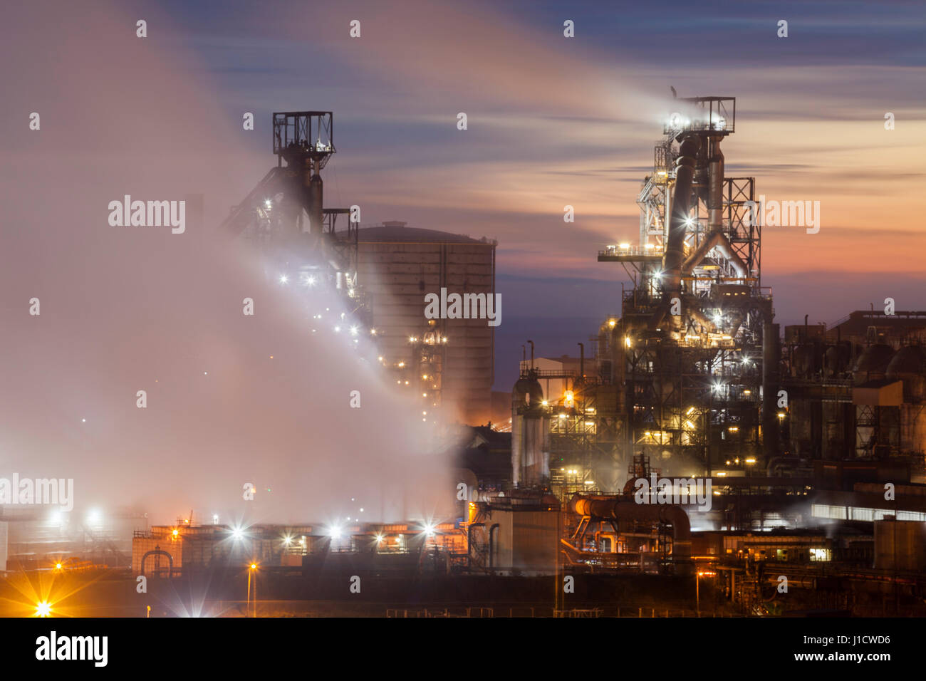 Twilight à Port Talbot Steel Works dans le sud du Pays de Galles Banque D'Images