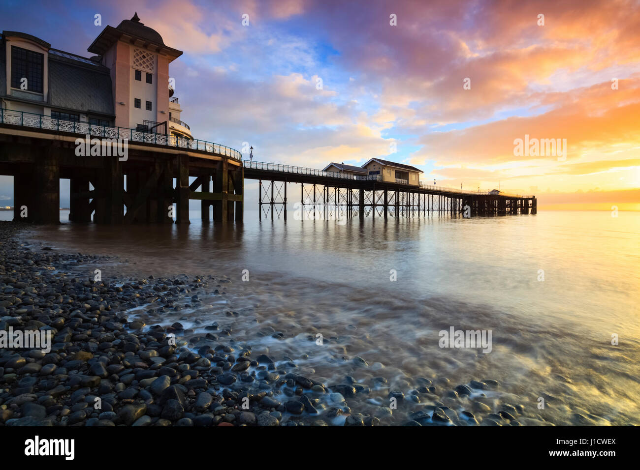 Penarth Pier, dans le sud du Pays de Galles capturé au lever du soleil. Banque D'Images
