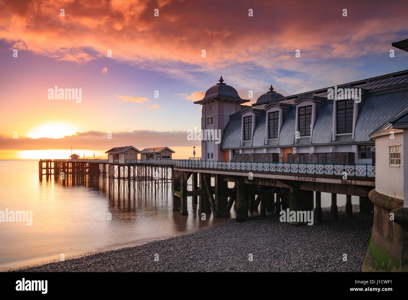 Penarth Pier, dans le sud du Pays de Galles capturé au lever du soleil. Banque D'Images