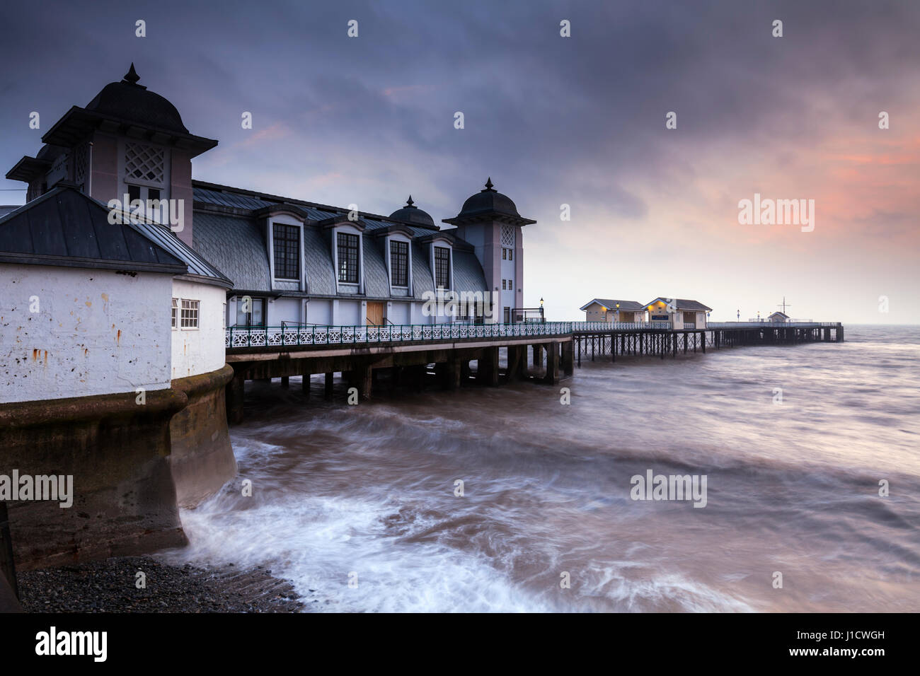 Penarth Pier, dans le sud du Pays de Galles capturé au lever du soleil. Banque D'Images