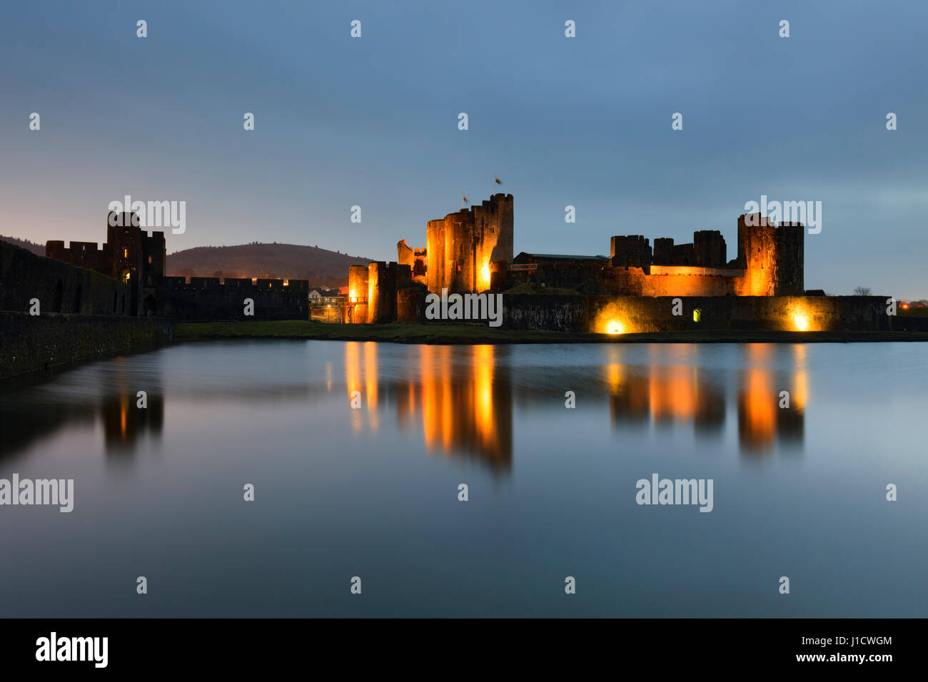 Twilight à Caerphilly Castle dans le sud du Pays de Galles Banque D'Images