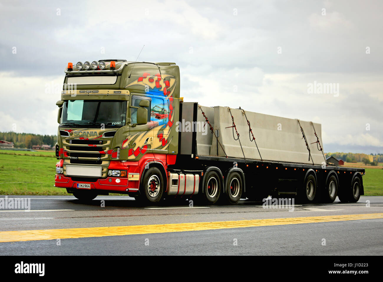 TAMMELA, FINLANDE - septembre 4, 2016 : Scania R560 Arendal colorés semi truck dans la dalle de béton le long de la route de transport. Banque D'Images