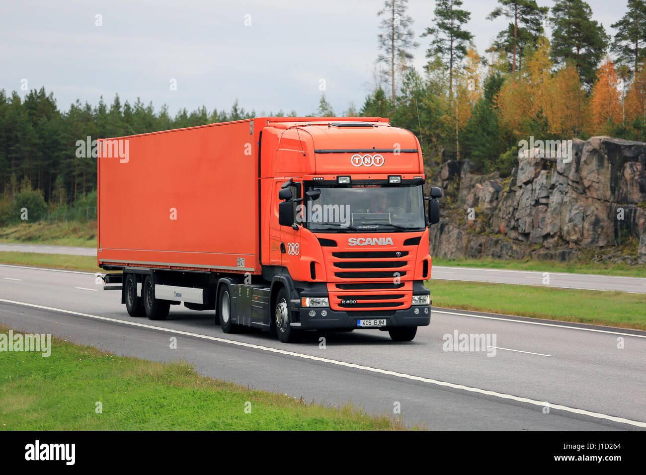 PAIMIO, FINLANDE - le 23 septembre 2016 Orange : Scania R400 camion semi de TNT se déplace le long d'autoroute sur une journée nuageuse d'automne dans le sud de la Finlande. Banque D'Images