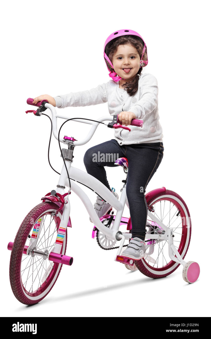 Cute little girl sur un vélo coller sa langue dehors et regardant la caméra isolé sur fond blanc Banque D'Images